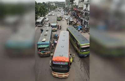 Picking up passengers in the middle of the road is a common scene in Dhaka, and the bus drivers and helpers do not care about the traffic it causes | Rajib Dhar/Dhaka Tribune