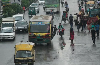 The bus drivers do not hesitate picking up passengers in the middle of the road, even if there is a speeding vehicle right behind them | Rajib Dhar/Dhaka Tribune