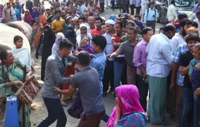 Fight breaks out during sale of onions at a subsidized price in front of Press Club in Dhaka on Thursday, November 14, 2019n Mehedi Hasan/Dhaka Tribune