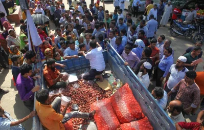 The Trading Corporation of Bangladesh (TCB) strats sale of onions at a subsidized price in front of Press Club in Dhaka on Thursday, November 14, 2019n Mehedi Hasan/Dhaka Tribune