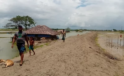 This photo shows people walking on a char in Bagerhat’s Rampal Photo: Dhaka Tribune