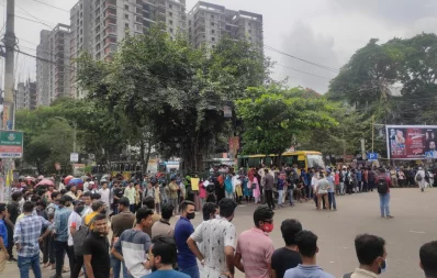 The students of seven Dhaka University-affiliated colleges block the capital’s Nilkhet intersection on Tuesday, August 22, 2023. Photo: Dhaka Tribune
