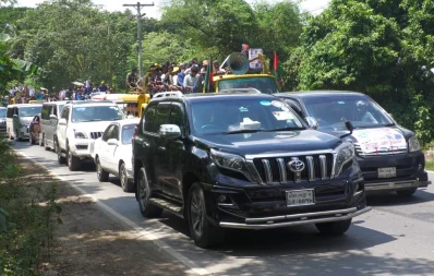 BNP leaders and activists wave party flags from cars during the 160km road march in Khulna division on Tuesday, September 26, 2023. Photo: Dhaka Tribune