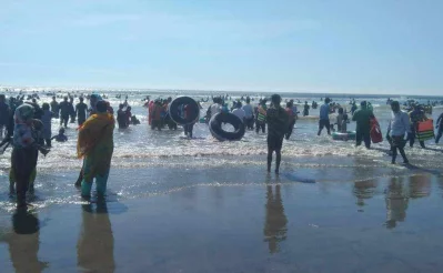 Picture shows tourists at a beach during the long weekend and tourism fair in Cox’s Bazar on Thursday, September 28, 2023. Photo: Dhaka Tribune