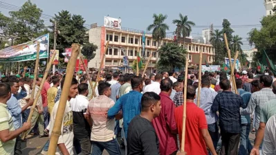 Awami League leaders and activists are seen joining the rally with bamboo sticks in Dhaka`s Baitul Mukarram area on Saturday, October 28, 2023. Photo: Bangla Tribune