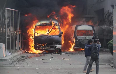 Attackers torch two vehicles in Kakrail on Saturday, October 28, 2023. Photo: Mehedi Hasan/ Dhaka Tribune
