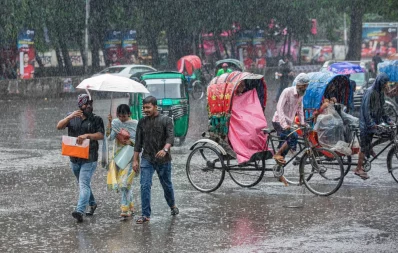 Some students are seen soaking in rain in the Dhaka University area in Dhaka on Friday, November 17, 2023. Photo: Mahmud Hossain Opu/Dhaka Tribune