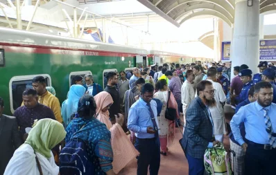 Passengers crowd the railway station as the Cox`s Bazar Express launched on Dhaka-Cox`s Bazar railway on Friday, December 1, 2023. Photo: Dhaka Tribune