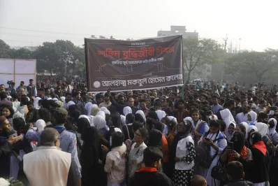People gather to pay tribute to martyred intellectuals at Martyred Intellectuals`memorial at Rayer Bazar on Thursday morning, December 14, 2023. Photo: Mahmud Hossain Opu/Dhaka Tribune