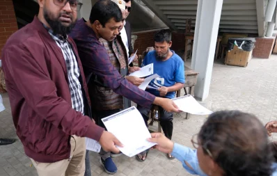 Bangladesh Nationalist Party (BNP) activists distribute leaflets in the Press Club area on Friday, December 22, 2023. Photo: Mahmud Hossain Opu/Dhaka Tribune