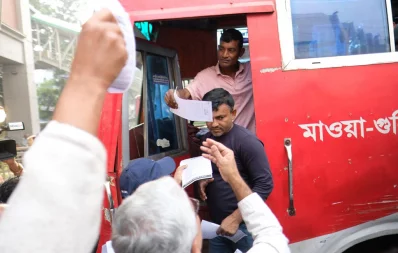Bangladesh Nationalist Party (BNP) activists distribute leaflets in the Press Club area on Friday, December 22, 2023. Photo: Mahmud Hossain Opu/Dhaka Tribune