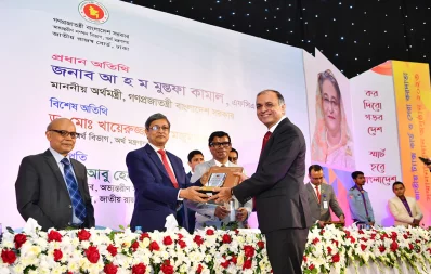 Aameir Alihussain, the managing director of BSRM Group, receives an award. Photo: Courtesy