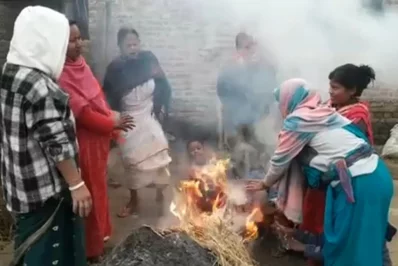 People try to keep themselves warm by setting fire to hay in Thakurgaon. Photo: Dhaka Tribune
