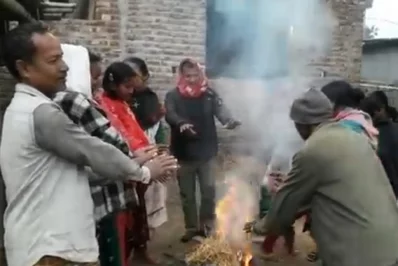 People try to keep themselves warm by setting fire to hay in Thakurgaon. Photo: Dhaka Tribune