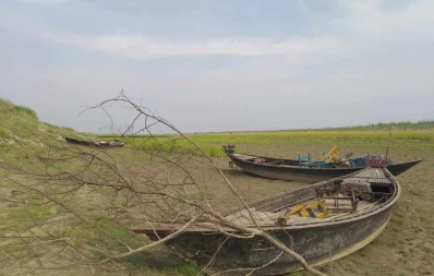 The image shows a dead river in Rajshahi. Photo: Dhaka Tribune
