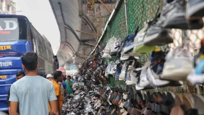 The image shows an area beneath the Hanif flyover in Dhaka, illegally occupied by shopkeepers. Photo: Ahadul Karim Khan/Dhaka Tribune