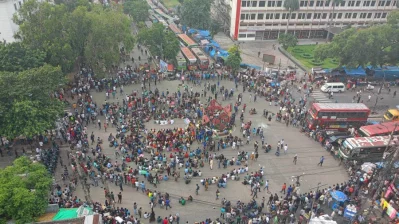 The students of the Jagannath University block Zero Point in Gulistan on Monday, July 8, 2024. Photo: Bangla Tribune