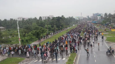 Students and police clash amid the Anti-Discriminatory Student Movement in Khulna on Friday, August 2, 2024. Photo: Dhaka Tribune