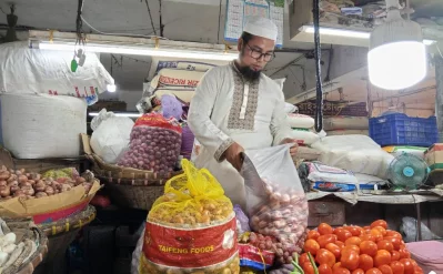 The image shows polythene bag being used in a grocery shop. Photo: Shamima Rita/Dhaka Tribune