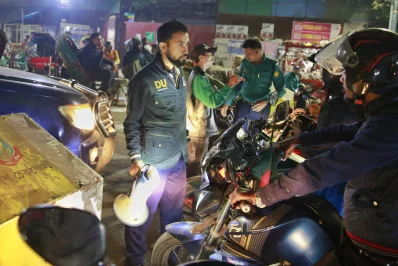 The recent decision by Dhaka University authorities to restrict vehicular movement within its campus has caused widespread inconvenience. Photo: Mehedi Hasan/Dhaka Tribune