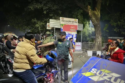 The recent decision by Dhaka University authorities to restrict vehicular movement within its campus has caused widespread inconvenience. Photo: Mehedi Hasan/Dhaka Tribune