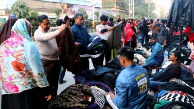 A severe cold wave has gripped Rajshahi, leaving people from all walks of life struggling. Photo: Dhaka Tribune