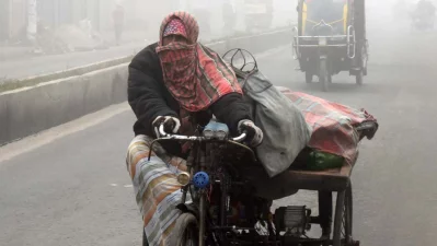 A severe cold wave has gripped Rajshahi, leaving people from all walks of life struggling. Photo: Dhaka Tribune