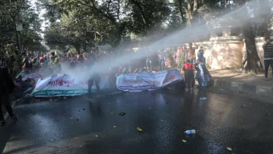 Police clashing with a group of protesters whose appointments as assistant teachers in government primary schools were canceled. Photo: Dhaka Tribune