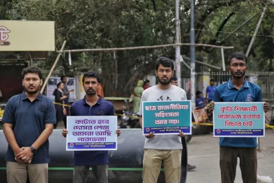 DU Chhatra Dal holds human chain demanding justice for Parvez murder in front of the Raju Sculpture on the DU campus around 1pm, on Monday, April 21, 2025. Photo: Dhaka Tribune