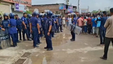 Police tried to negotiate at first, but as the situation escalated after two hours of blockade, they used tear gas to disperse the workers and restore traffic by 8:30am. Photo: Dhaka Tribune