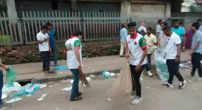After concluding rally in Shahbagh, Chhatra Dal activists took the initiative to clean the streets. Photo: Bangla Tribune