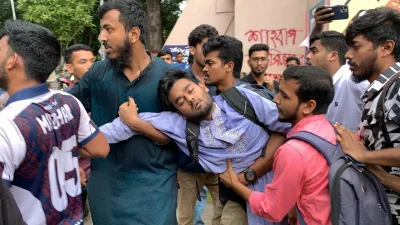 Clash between Chhatra Dal and general students during ongoing protest Photo: Dhaka Tribune