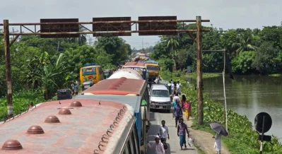 Residents of Bijoynagar upazila in Brahmanbaria have blocked the Dhaka–Sylhet highway at Chandura area. Photo: Bangla Tribune