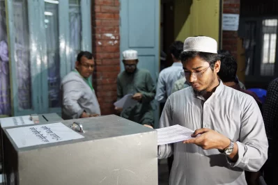 Voters are casting their votes into the ducsu ballot box. Photo: Ahadul Karim Khan/Dhaka Tribune