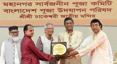 Prof Yunus visited Dhakeshwari National Temple to witness the preparations for the upcoming Durga Puja and exchanged greetings with members of the Hindu community. Photo: UNB