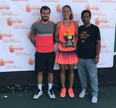Akhtar Hossain (right) with Chinese tennis star Zheng Qinwen