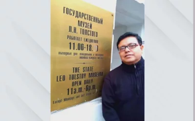 Writer by the entry plaque of Tolstoy Museum. Photo: Dhaka Tribune