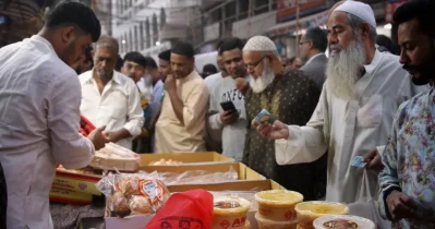 The traditional halwa and bread market, a century-old custom in Old Dhaka’s Chawkbazar, reopened ahead of Shab-e-Barat, on February 3, 2026. Photo: UNB