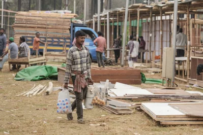 Street vendors and visitors at Suhrawardy Udyan. Photo: Abul Hayat Rahadh/Dhaka Tribune