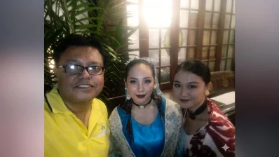 Writer with two dance troupe members at Barbara`s Heritage Restaurant in Manila. Photo: Dhaka Tribune/Collected