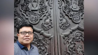 Nomad-Writer standing in front of the intricately carved main door of the San Agustin Church in Intramuros, Manila. This landmark is the oldest stone church in the Philippines, completed in 1607, and is recognized as a UNESCO World Heritage site. The heavy door is made of molave wood – a premium tropical hardwood tree native to the Philippines, Indonesia, and Malaysia – extreme durable, naturally resistant to decay, termites, and fungal attacks. Photo: Dhaka Tribune/Collected