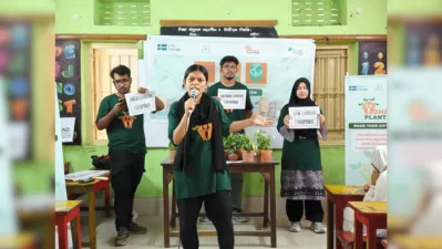 As part of the Youth Innovation Fund of ICCCAD, IUB, they spoke with students about air pollution, rising temperatures, and the quiet power of trees. Students participate in a Dhaka Planters climate awareness session in Dhaka. Photo: ICCCAD, IUB