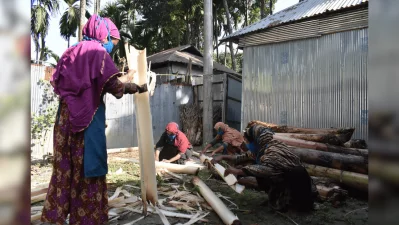 Women prepare banana trunks for fiber extraction in Lalmonirhat, reflecting the role of women’s labor, local enterprise, and resource recovery in Bangladesh’s emerging green economy. Photo: Kingshuk Partha/ICCCAD, IUB