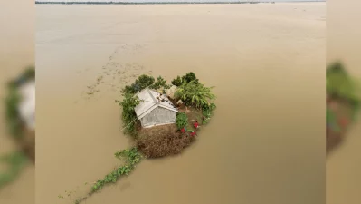 Families in Sunamganj endure rising waters on fragile land. Women’s quiet leadership sustains households, turning survival into resilience amidrecurring floods. Photo: Kingshuk Partha/ICCCAD, IUB