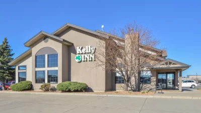 The building of the former Kelly Inn, which hosted the author during a 2004 trip to Fargo, North Dakota