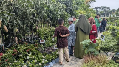 People look through plants displayed at stalls during the National Tree Fair 2026 in Dhaka. Photo: Rabiul Hasan/Dhaka Tribune
