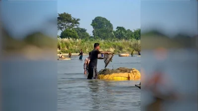 A close-up look at how the laborers scoop and pile the riverbed sands and stones onto their floating rings, made with bamboo and tubes, along the Mahananda River.