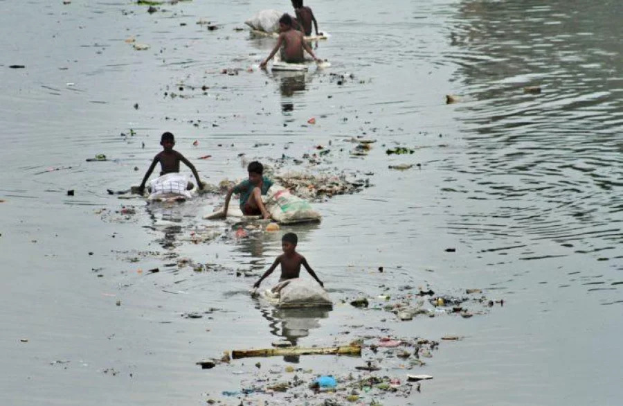 Children scavenge the sewage for reusable materials. Photo: Dhaka Tribune/Rabin Chowdhury