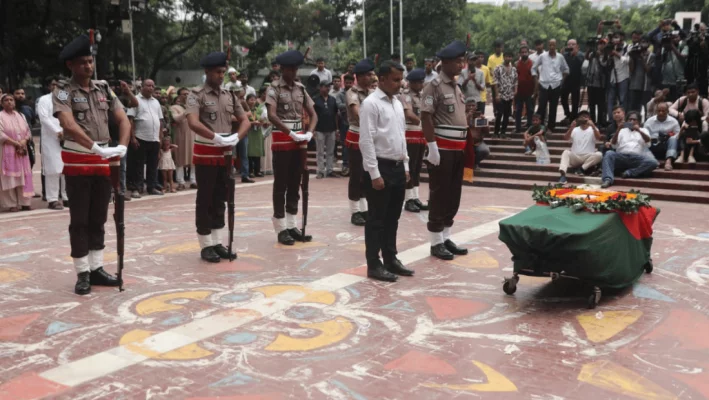 Mustafa Monwar's body is taken to the Central Shaheed Minar for public homage on Tuesday. Photo: Dhaka Tribune