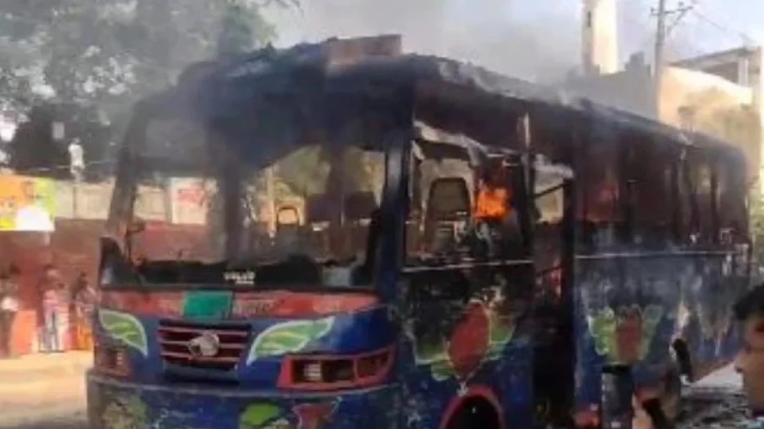 A bus is torched in Town Hall area of Mohammadpur on Sunday morning, October 29, 2023. Photo: Dhaka Tribune